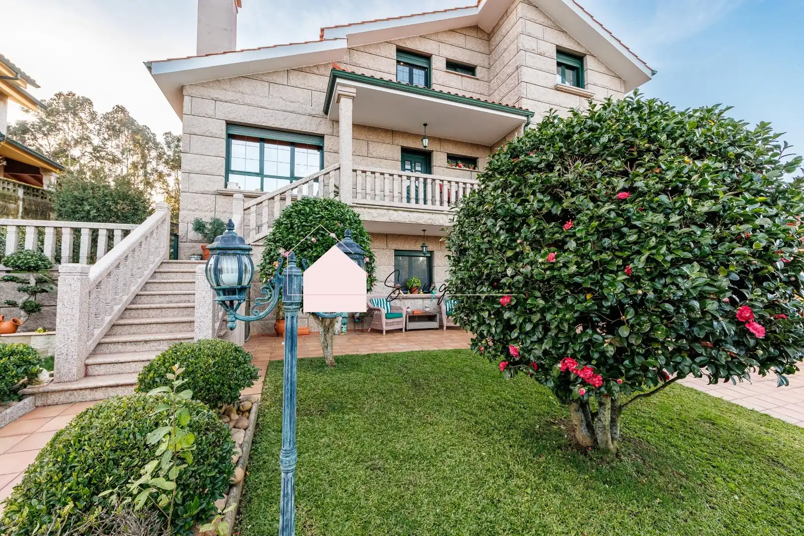 Außenansicht von Haus oder Chalet zum Verkauf in Tui mit Heizung, Abstellraum und Schwimmbad