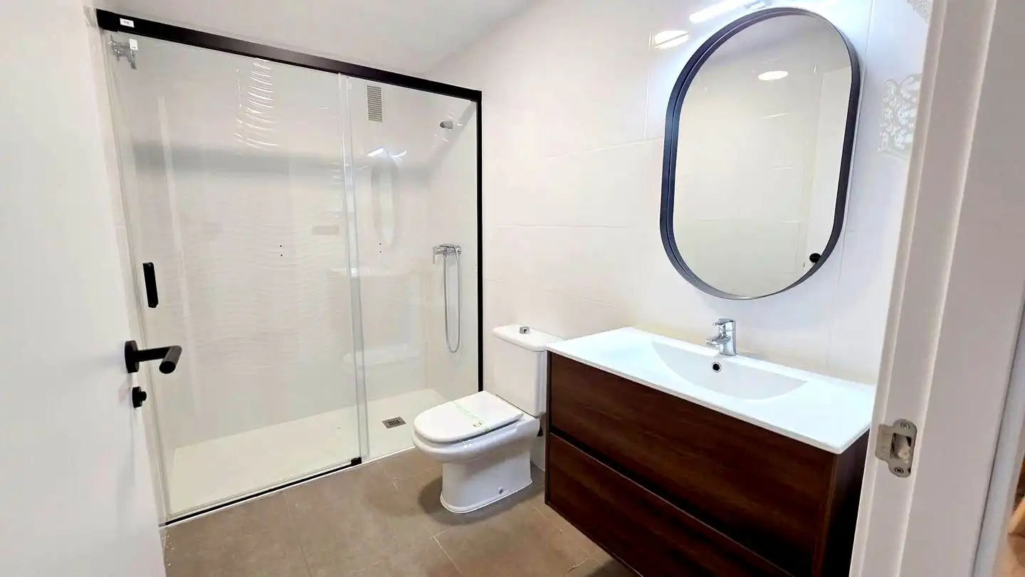 Badezimmer von Wohnung zur Miete in Gandia mit Klimaanlage, Terrasse und Möbliert