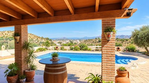 Chalet con piscina y más de 5.000 m2 de terreno junto a Zeneta