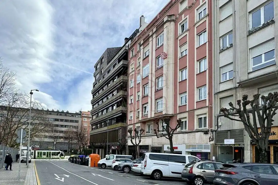Vista exterior de Pis de lloguer en Bilbao  amb Calefacció