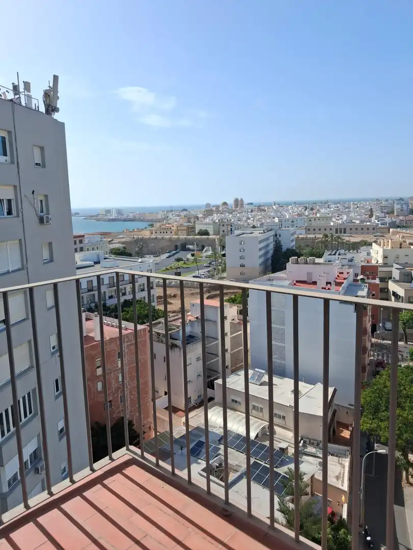 Vista exterior de Piso de alquiler en Cádiz con Aire acondicionado y Balcón