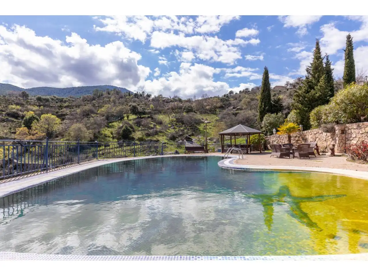 Schwimmbecken von Haus oder Chalet zum Verkauf in El Tiemblo  mit Klimaanlage, Heizung und Privatgarten