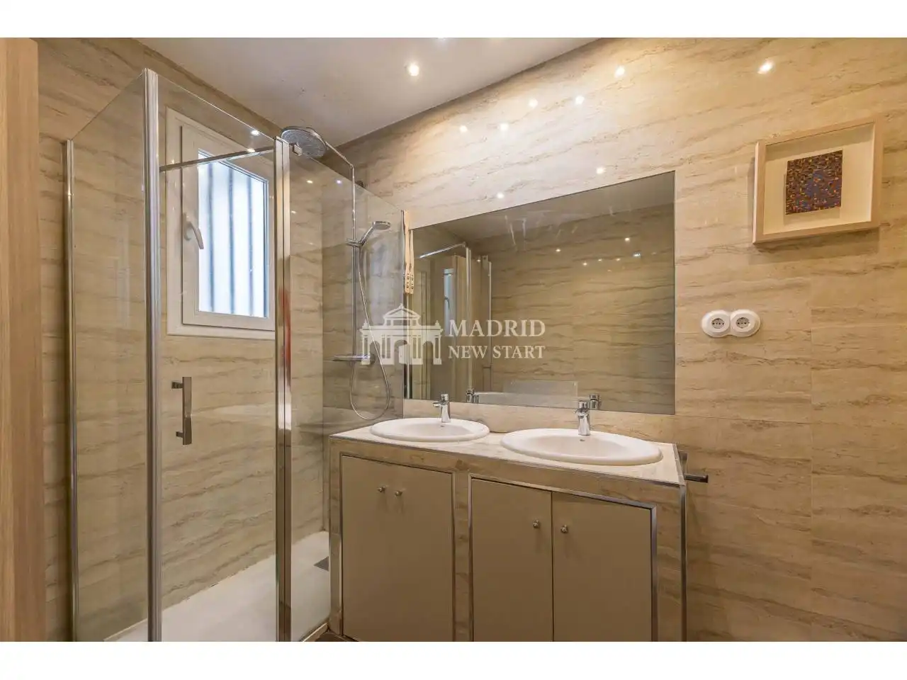 Badezimmer von Wohnung zum Verkauf in Madrid mit Klimaanlage und Heizung
