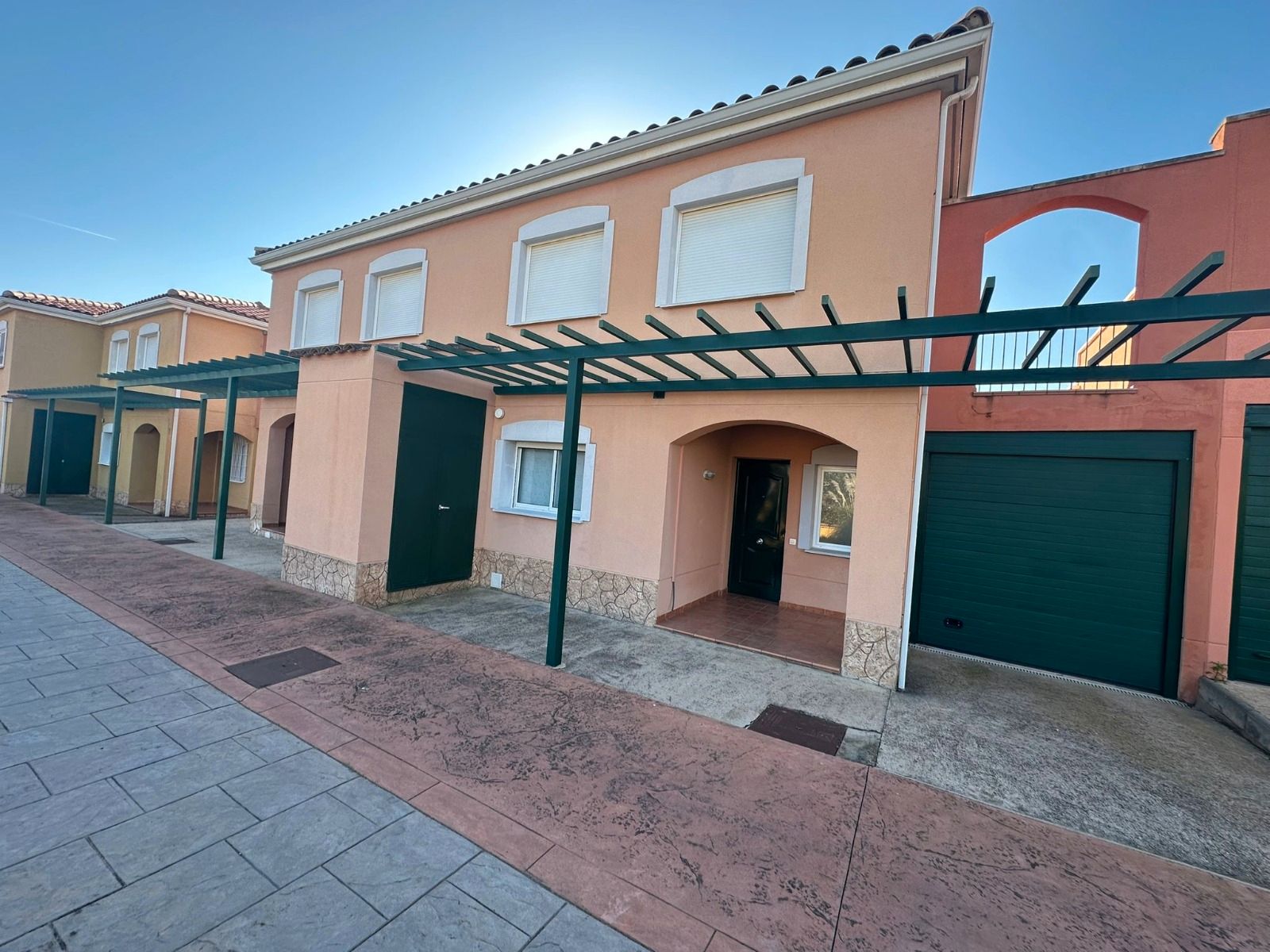 Vista exterior de Casa adosada en venda en Mont-roig del Camp amb Aire condicionat, Jardí privat i Terrassa