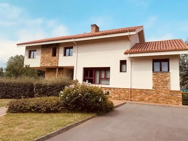 Xalet en venda a Llanera