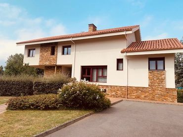 Detached house for sale in Llanera