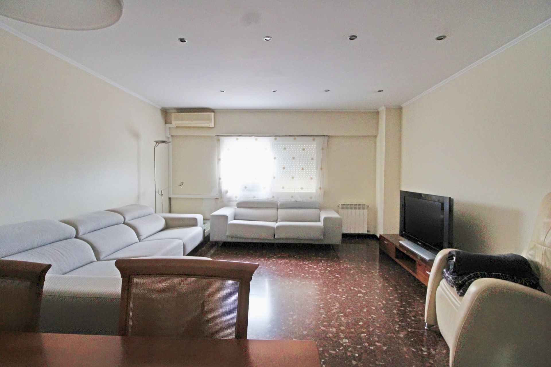 Sala d'estar de Pis en venda en L'Hospitalet de Llobregat amb Aire condicionat, Calefacció i Moblat