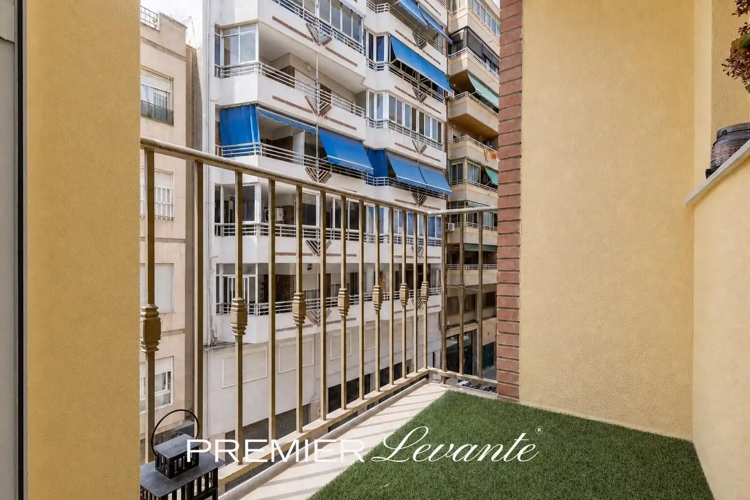 Außenansicht von Wohnung zur Miete in Alicante / Alacant mit Balkon