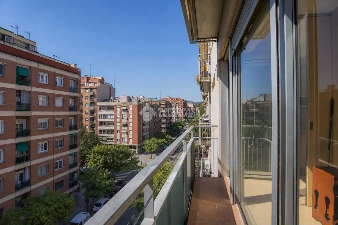 Vista exterior de Pis en venda en Barcelona amb Balcó
