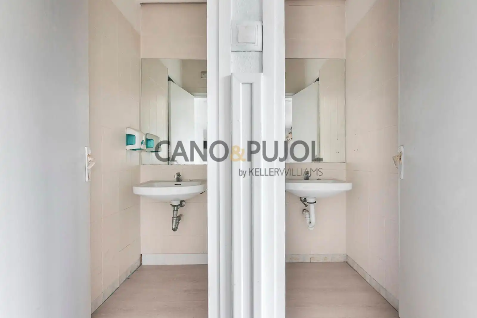 Bathroom of Buildings for sale in Rubí