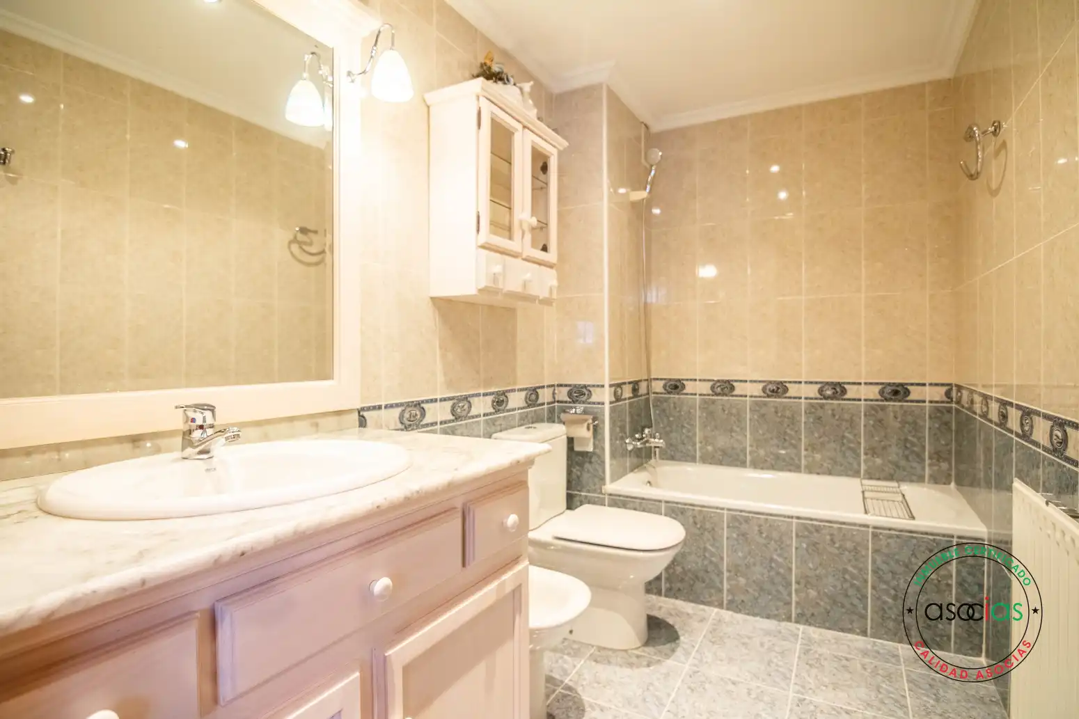 Baño de Casa adosada en venta en Grado con Calefacción, Jardín privado y Parquet