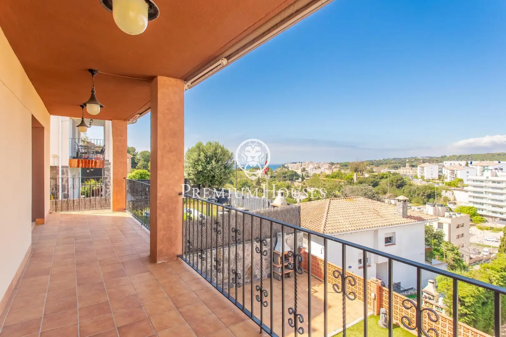Vista exterior de Casa o xalet en venda en Arenys de Mar amb Calefacció, Jardí privat i Terrassa