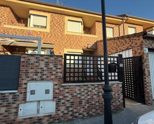 Vista exterior de Casa o xalet en venda en Loeches amb Aire condicionat, Calefacció i Jardí privat
