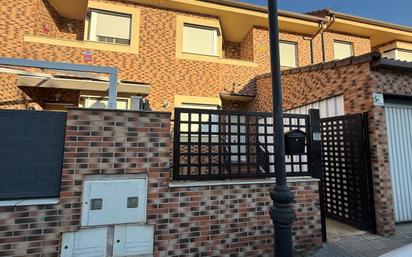 Vista exterior de Casa o xalet en venda en Loeches amb Aire condicionat, Calefacció i Jardí privat