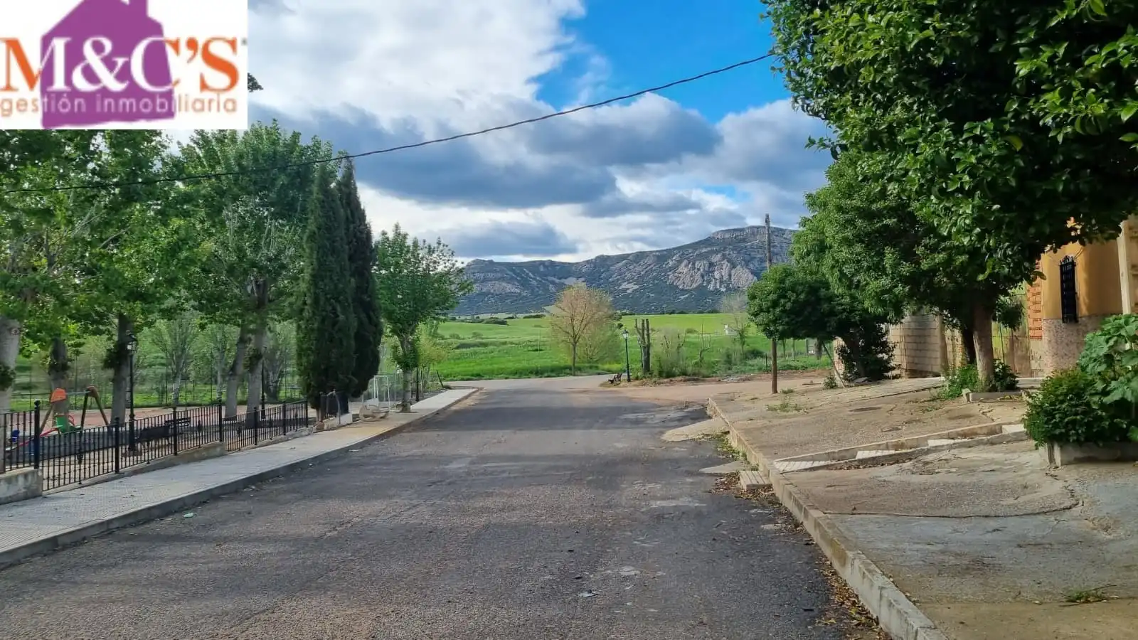 Vista exterior de Casa o xalet en venda en Villanueva de San Carlos amb Jardí privat i Moblat