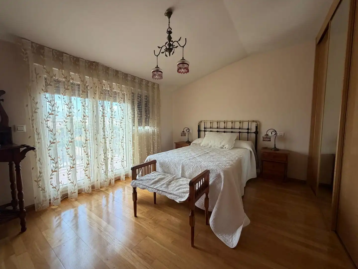 Dormitori de Casa adosada en venda en Palazuelos de Eresma amb Calefacció, Terrassa i Alarma