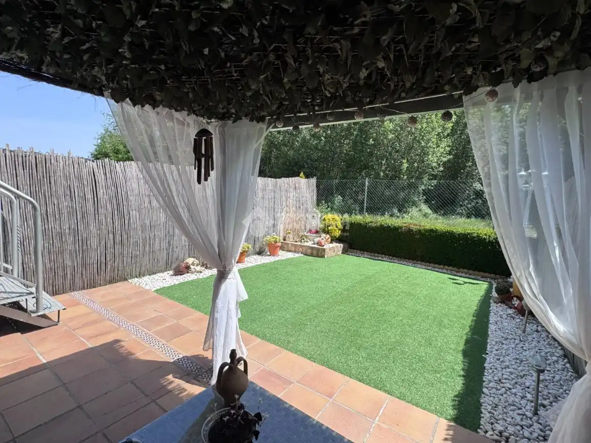 Terraza de Casa adosada en venta en Valdefresno con Calefacción, Parquet y Piscina comunitaria