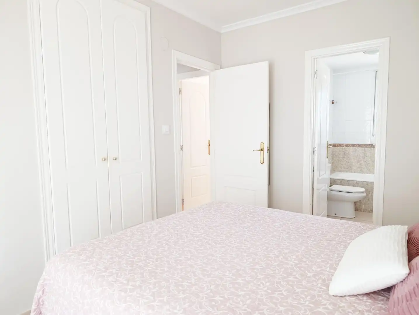Habitación de Apartamento de alquiler en Dénia con Aire acondicionado, Calefacción y Jardín privado