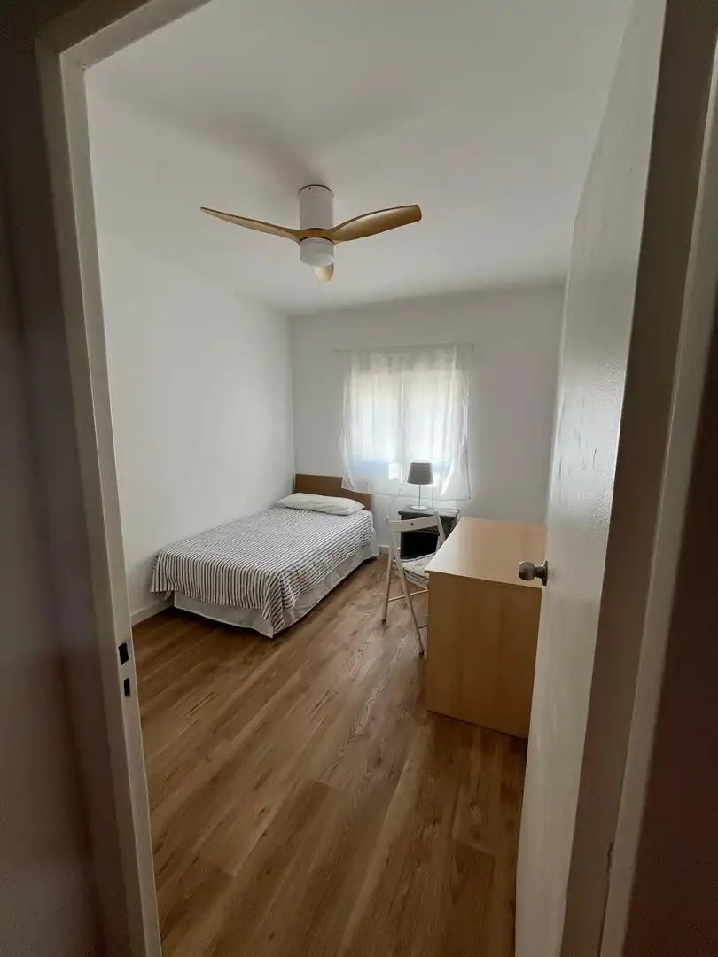 Dormitori de Pis de lloguer en Córdoba amb Parquet, Terrassa i Moblat