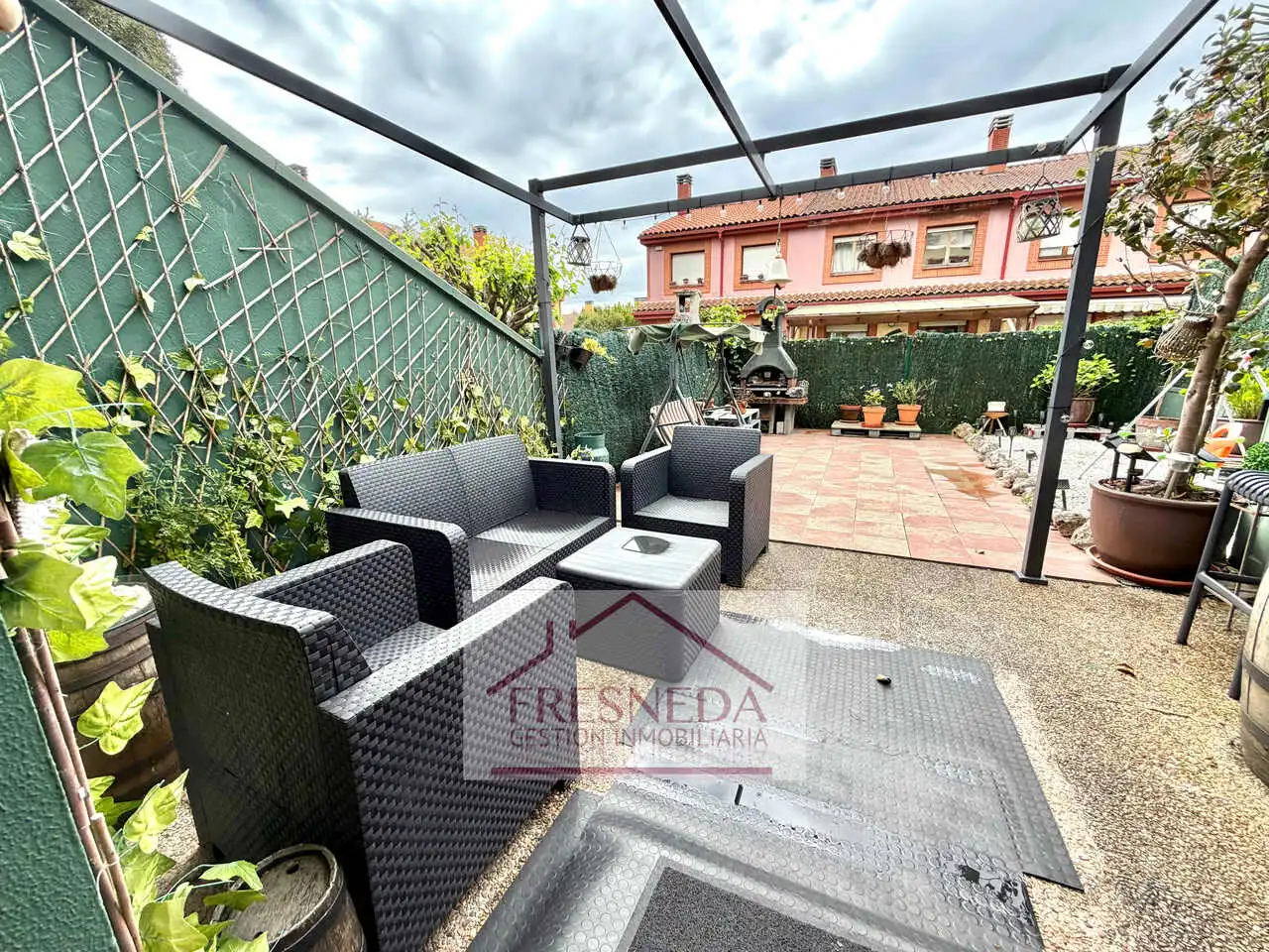 Terrasse von Einfamilien-Reihenhaus zum Verkauf in Siero mit Heizung, Privatgarten und Parkett