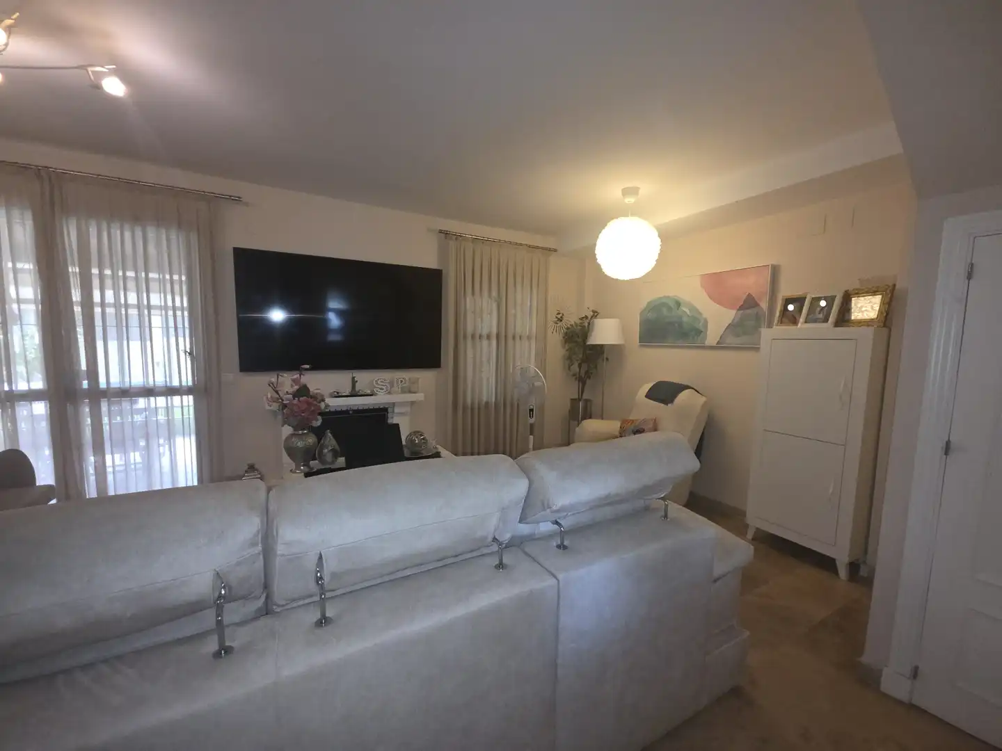 Sala de estar de Casa adosada en venta en Montequinto con Aire acondicionado, Calefacción y Jardín privado