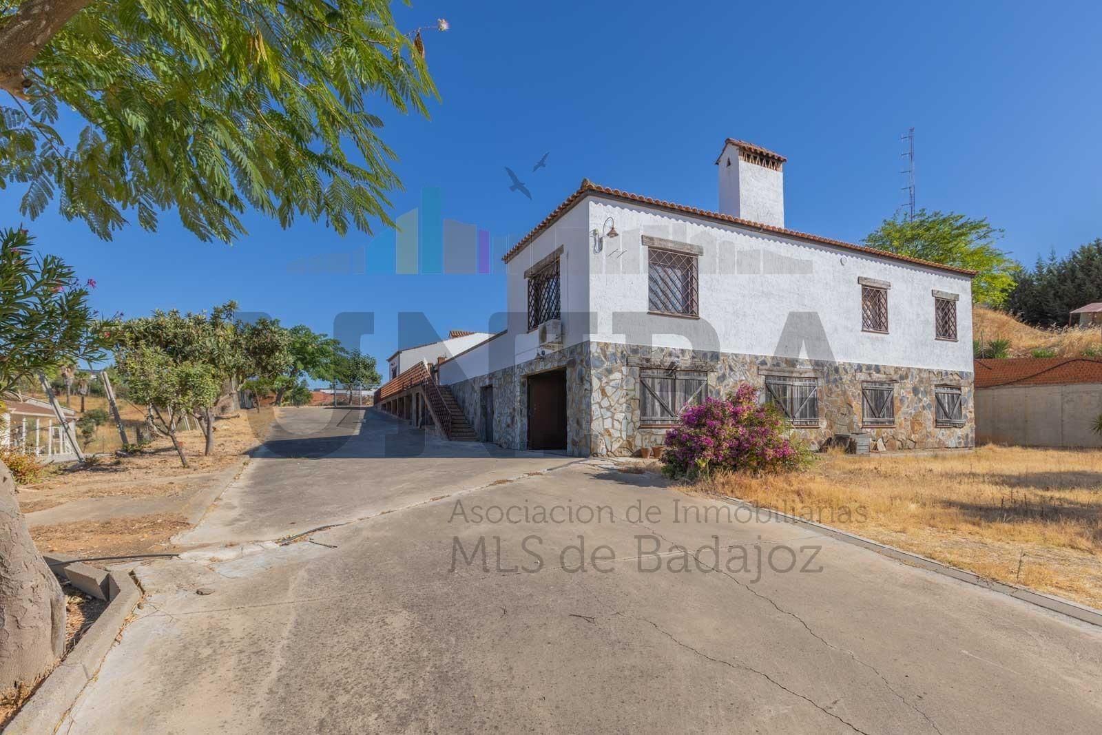 Vista exterior de Casa o xalet en venda en Badajoz Capital amb Aire condicionat, Jardí privat i Piscina