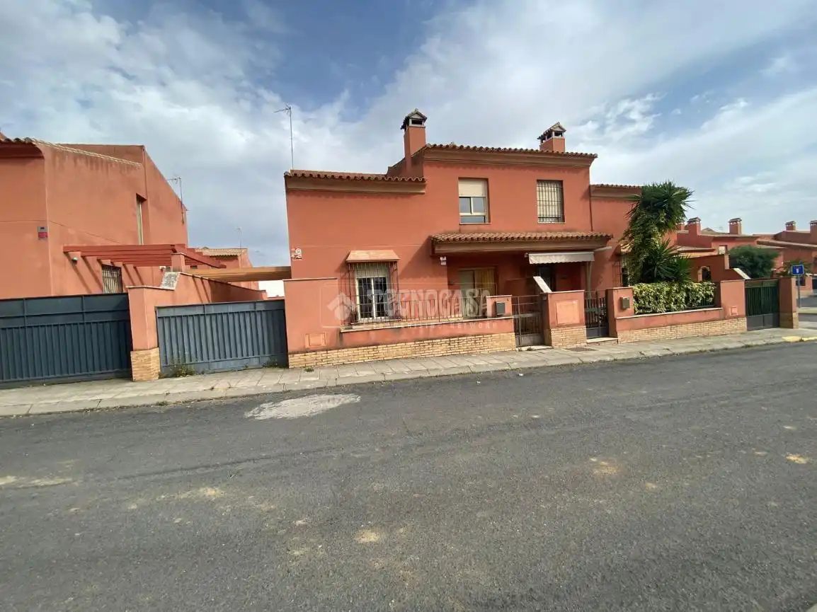 Vista exterior de Piso en venta en Sanlúcar la Mayor con Aire acondicionado y Amueblado