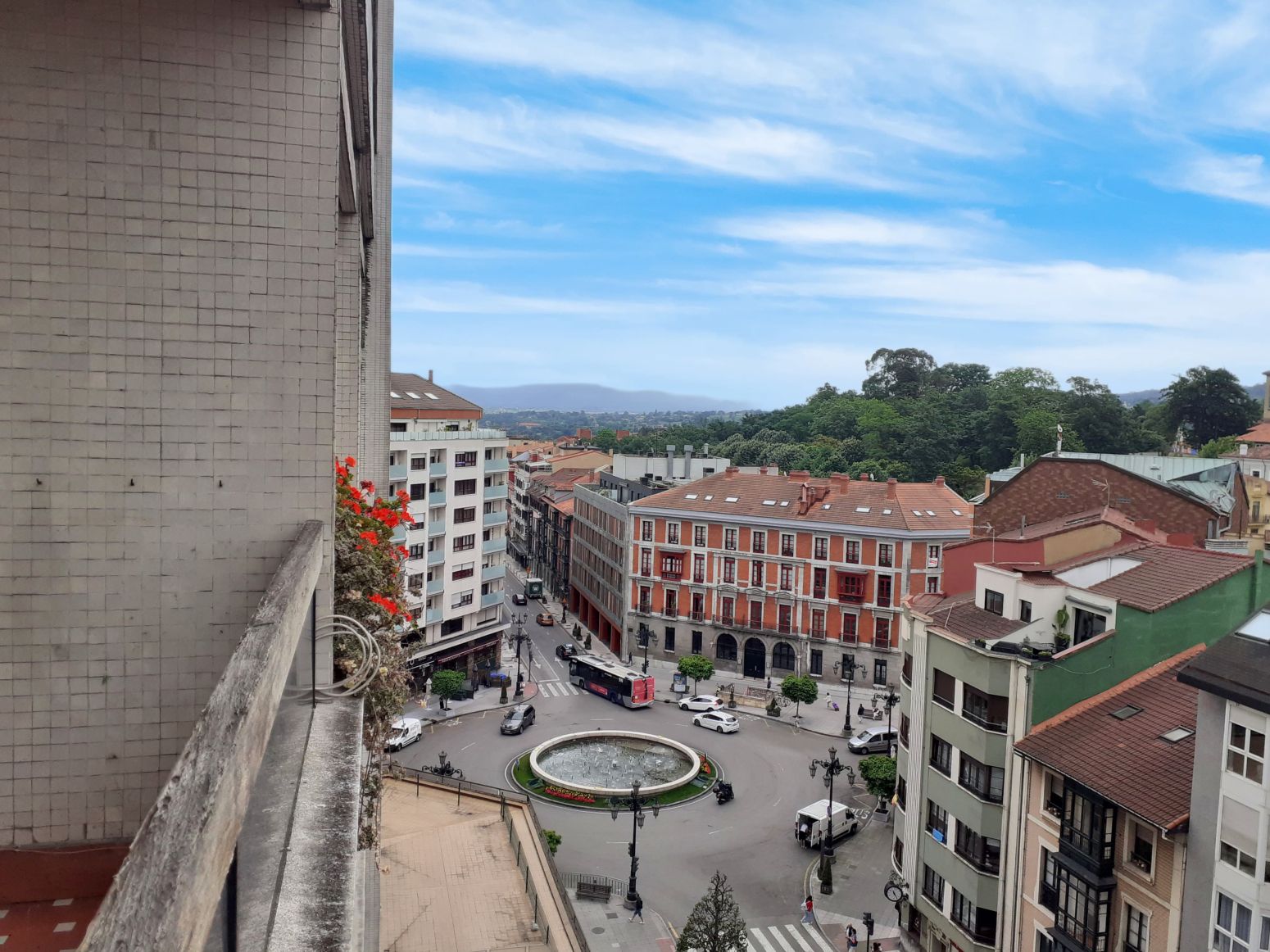 Vista exterior de Pis de lloguer en Oviedo  amb Calefacció, Parquet i Terrassa