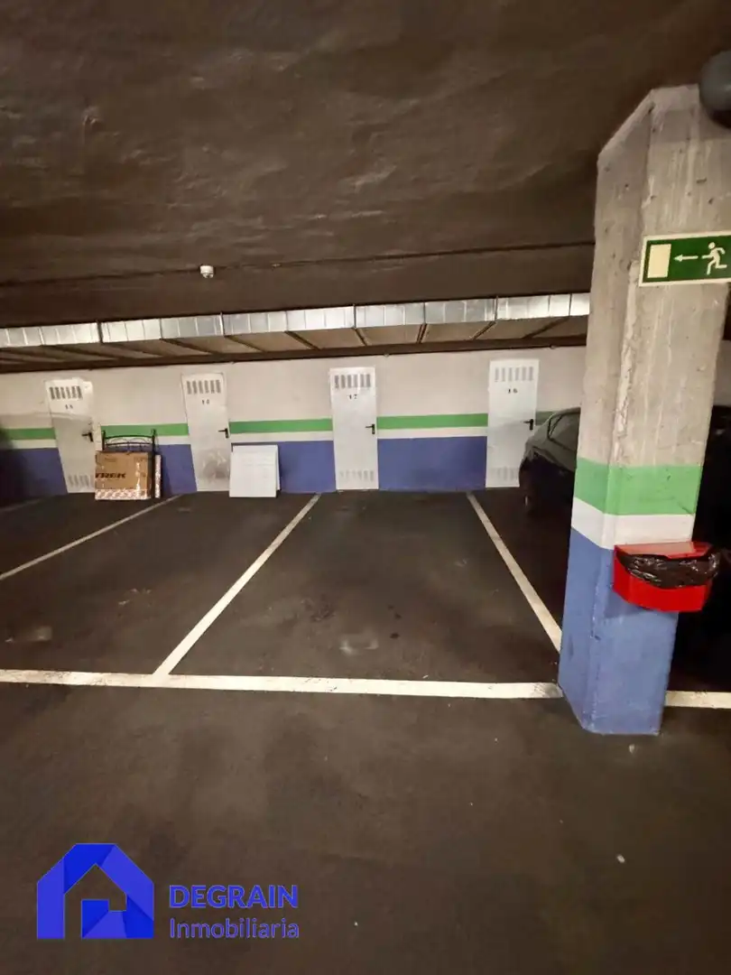 Aparcament de Pis en venda en Oviedo  amb Traster i Balcó