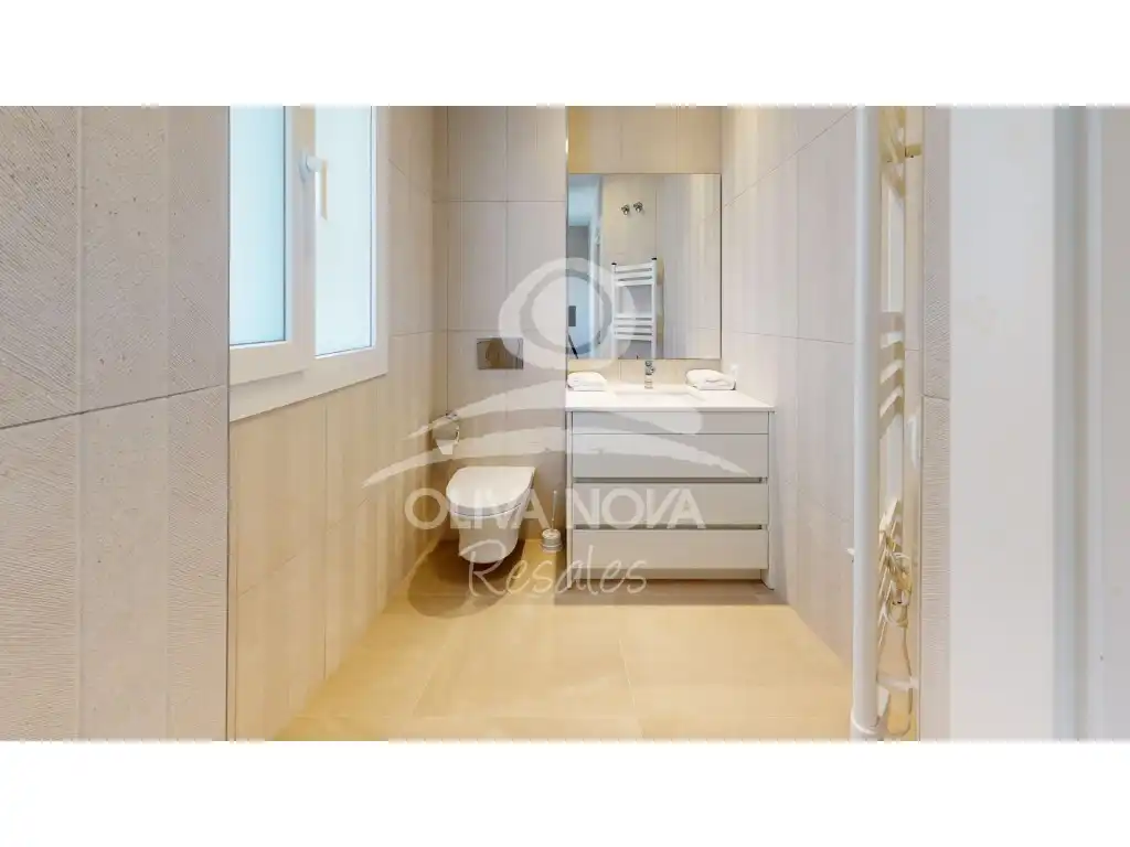 Bany de Apartament en venda en Oliva amb Aire condicionat, Jardí privat i Terrassa