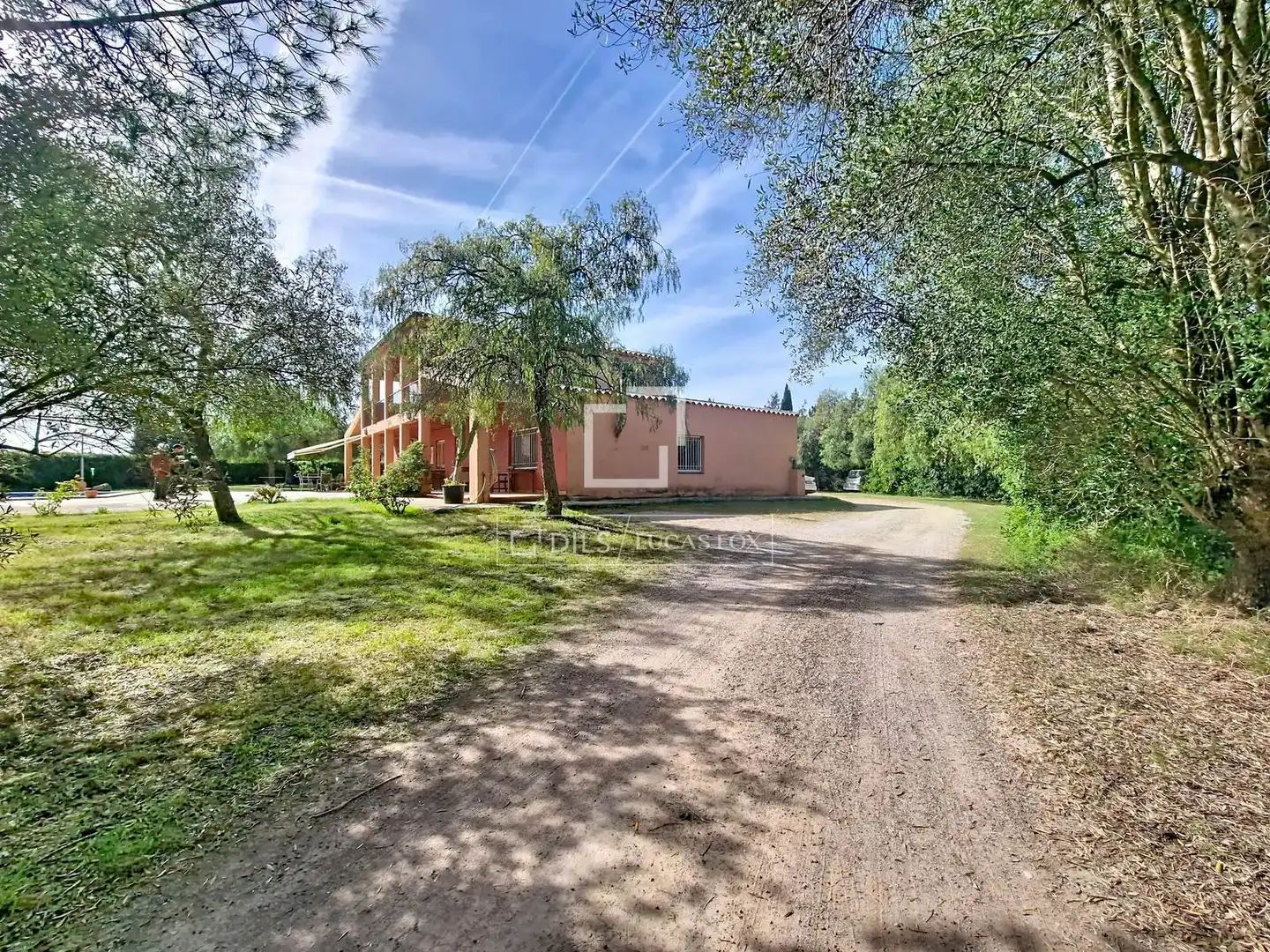Vista exterior de Finca rústica en venda en Vilanova i la Geltrú amb Aire condicionat, Calefacció i Jardí privat
