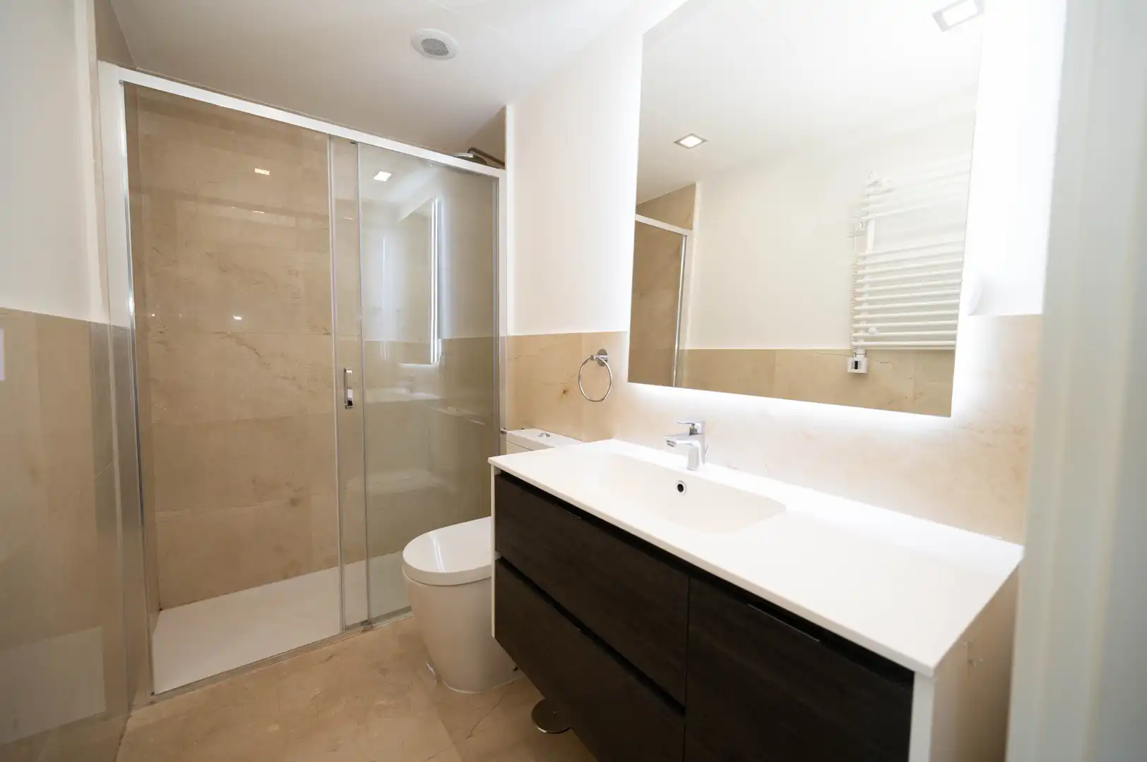 Bany de Apartament de lloguer en Madrid amb Aire condicionat, Calefacció i Traster