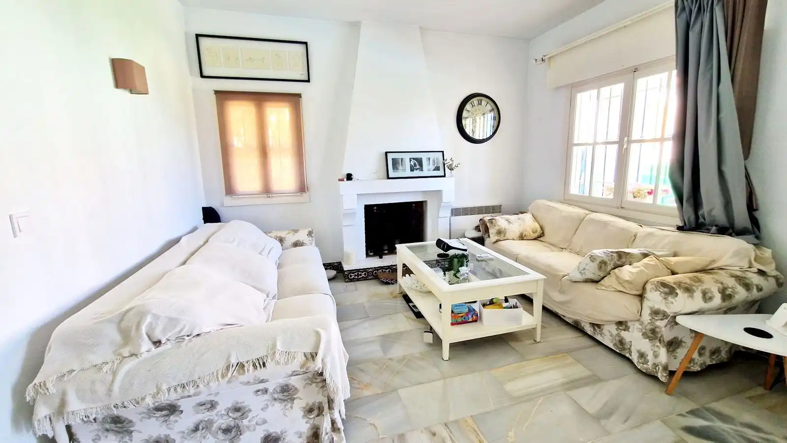 Sala d'estar de Casa adosada en venda en Mijas amb Aire condicionat, Terrassa i Piscina comunitària