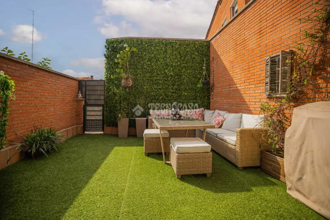 Terrasse von Einfamilien-Reihenhaus zum Verkauf in Terrassa mit Klimaanlage, Heizung und Terrasse