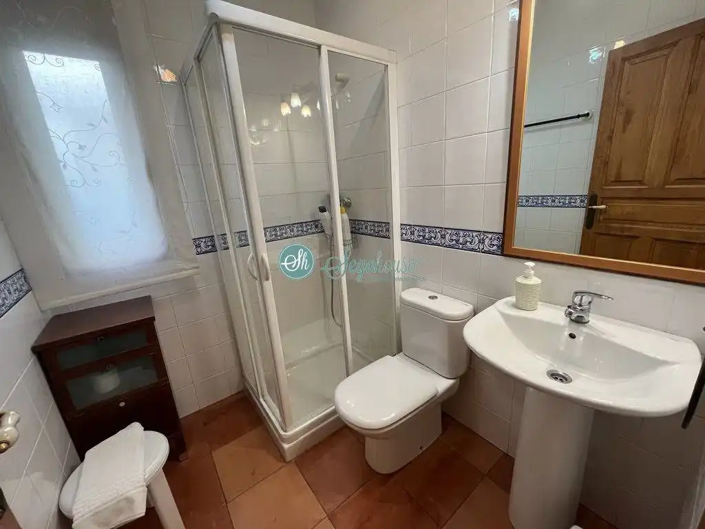 Bany de Casa o xalet de lloguer en Palazuelos de Eresma amb Calefacció, Terrassa i Moblat