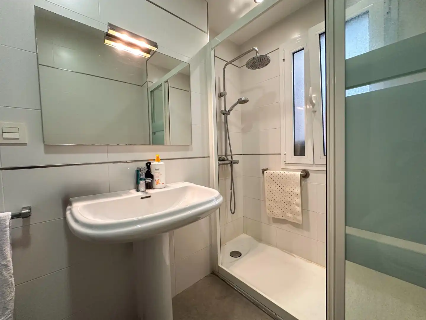 Badezimmer von Wohnungen zum Verkauf in Almería