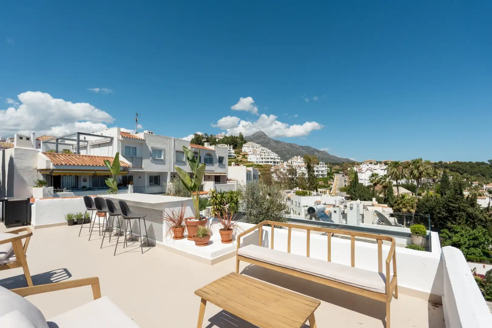 Terrasse von Einfamilien-Reihenhaus zum Verkauf in Marbella mit Klimaanlage, Heizung und Privatgarten