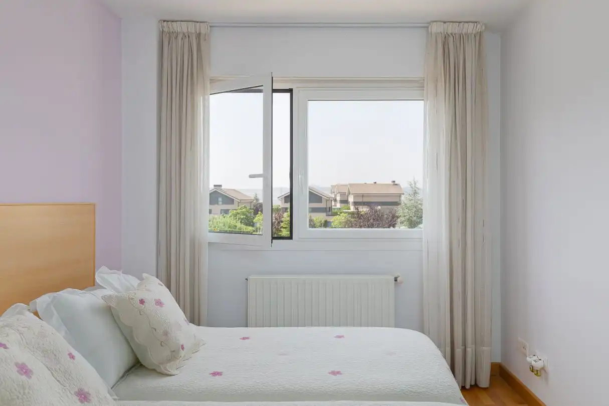 Schlafzimmer von Einfamilien-Reihenhaus zum Verkauf in Iza / Itza mit Heizung, Privatgarten und Terrasse