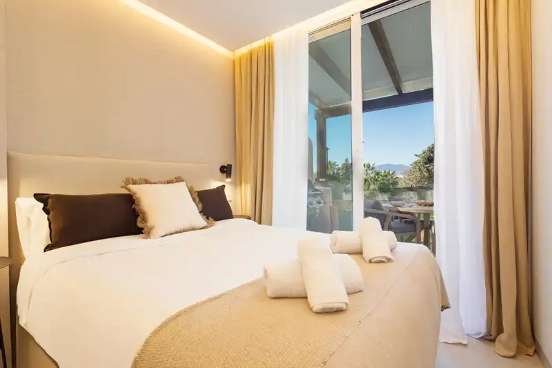 Schlafzimmer von Wohnungen zur Miete in Marbella mit Klimaanlage, Möbliert und Fernseher