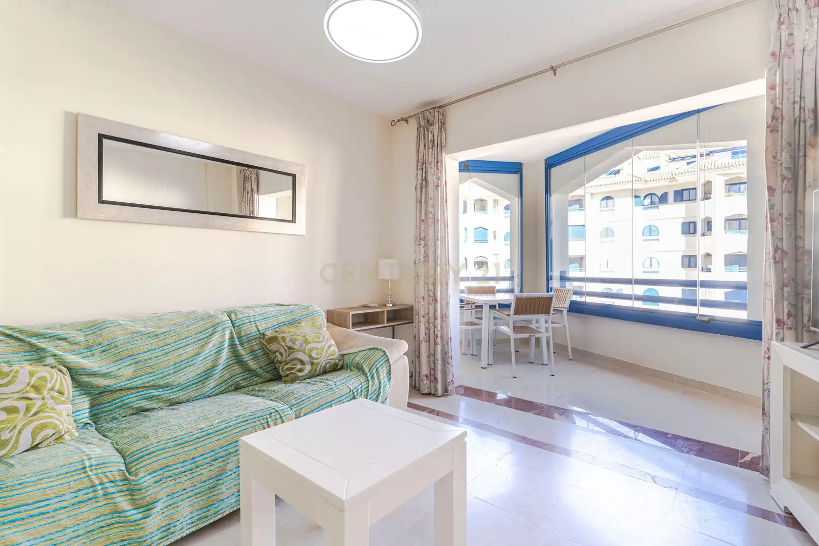 Wohnzimmer von Wohnung zum Verkauf in Manilva mit Privatgarten, Abstellraum und Gemeinschaftspool