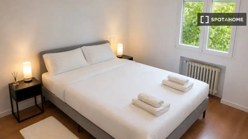 Bedroom of Flat for rent in Madrid  with Air Conditioner, Heating and Furnished