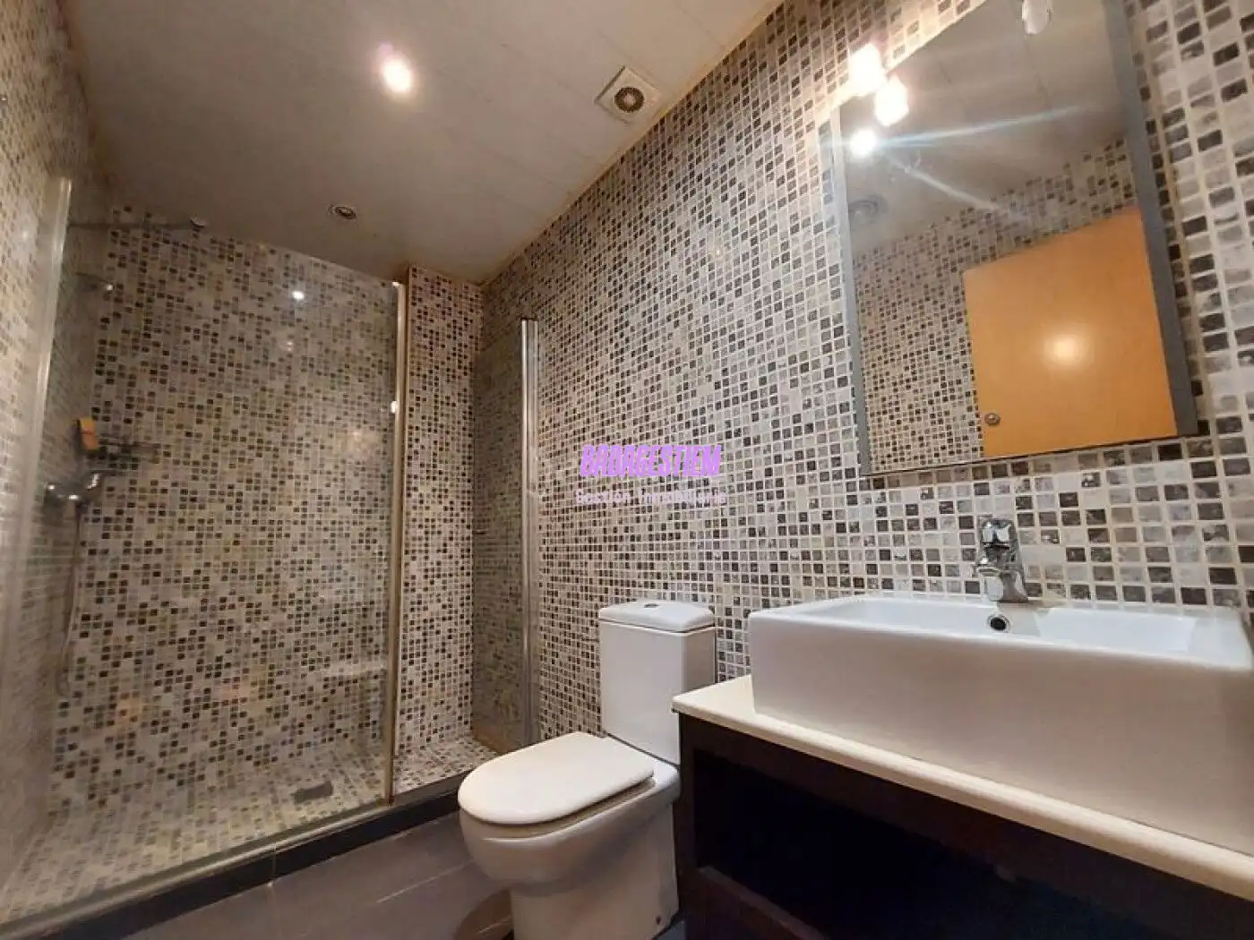 Baño de Estudio de alquiler en Badalona con Parquet y Amueblado