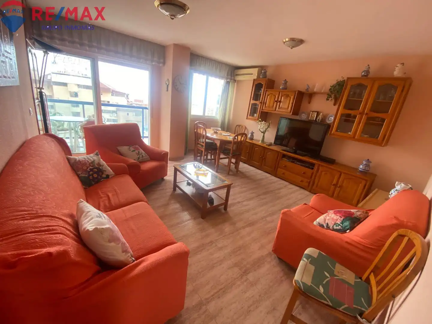 Sala d'estar de Pis de lloguer en Benidorm amb Piscina, Moblat i Balcó