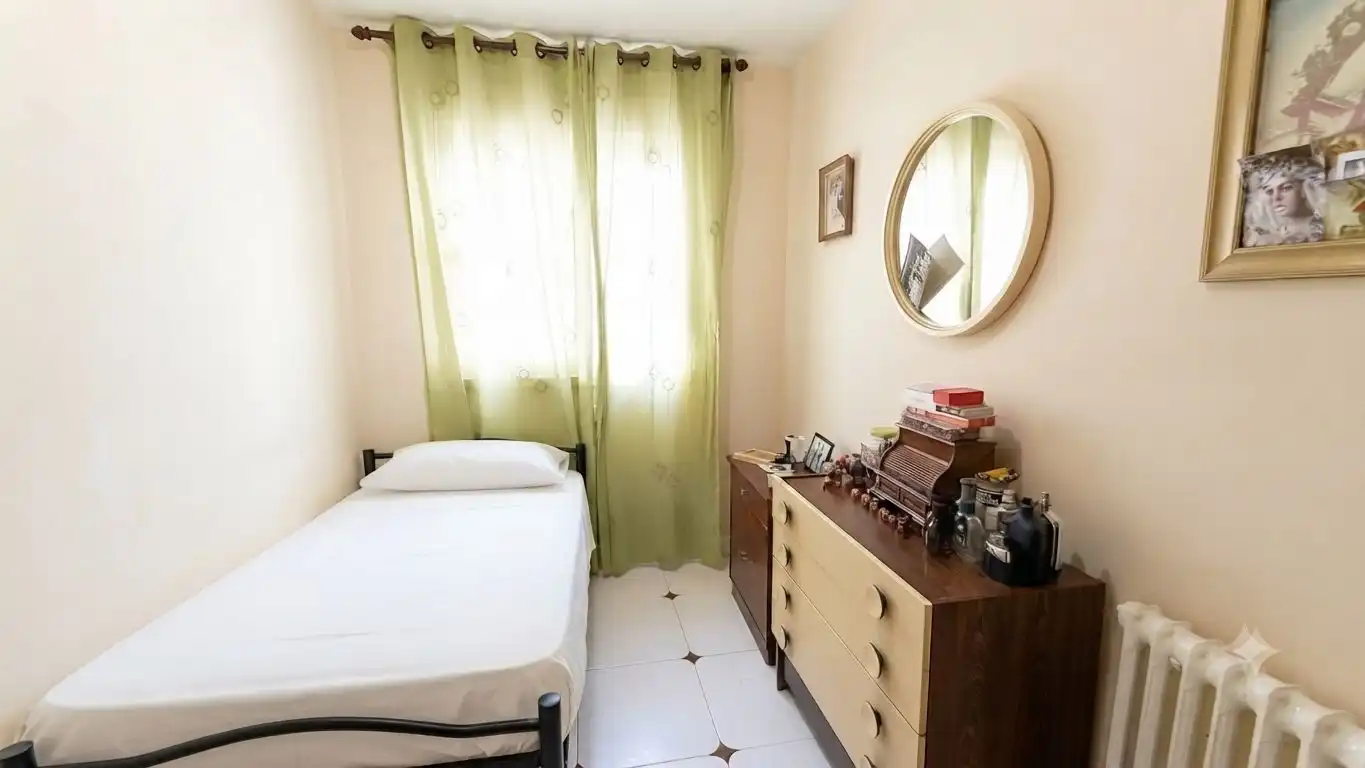 Dormitori de Apartament en venda en Madrid