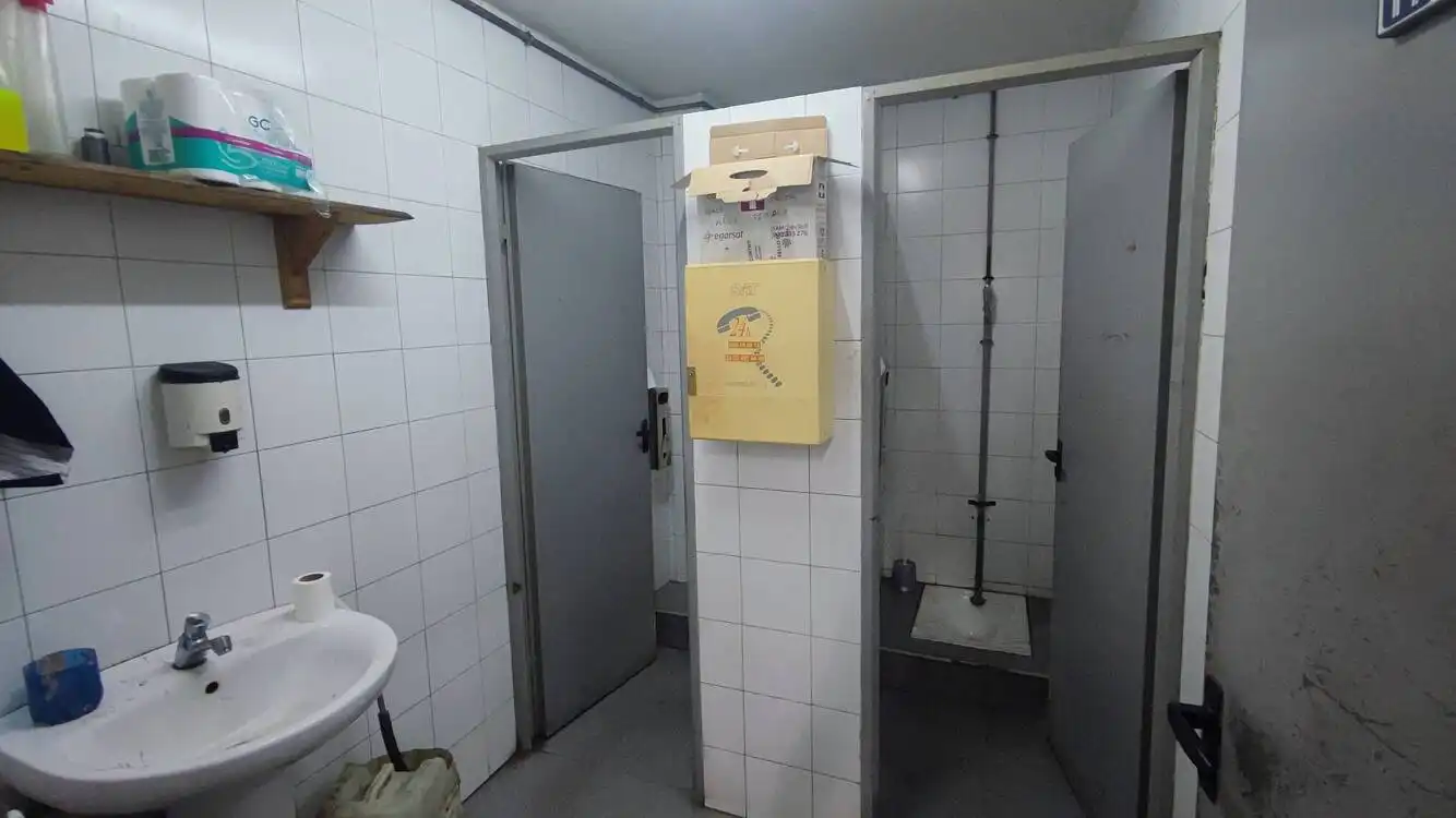 Badezimmer von Fabrikhallen zum Verkauf in Sabadell
