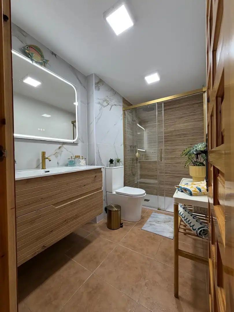 Badezimmer von Dachboden zum Verkauf in Zahara de los Atunes mit Privatgarten, Terrasse und Abstellraum