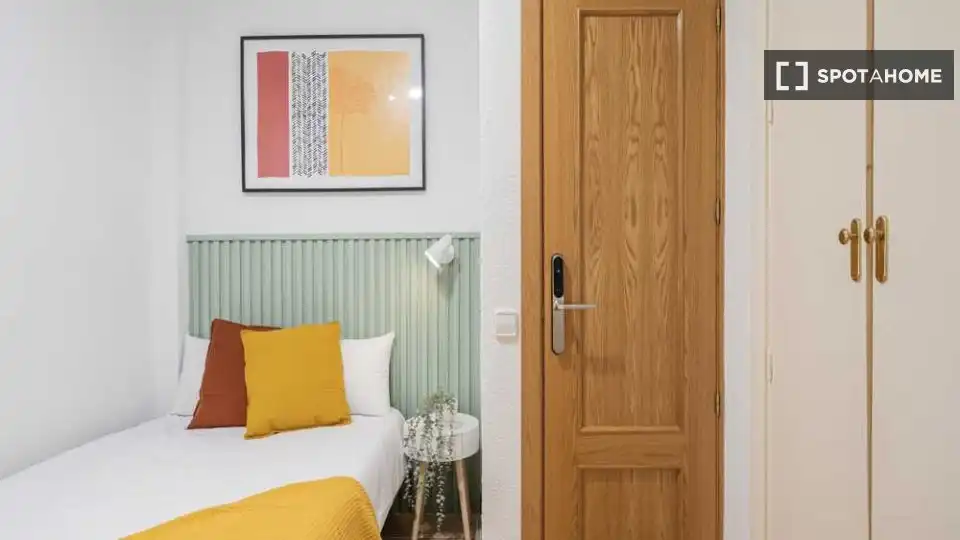 Bedroom of Flat for share in Madrid  with Air Conditioner, Terrace and Furnished