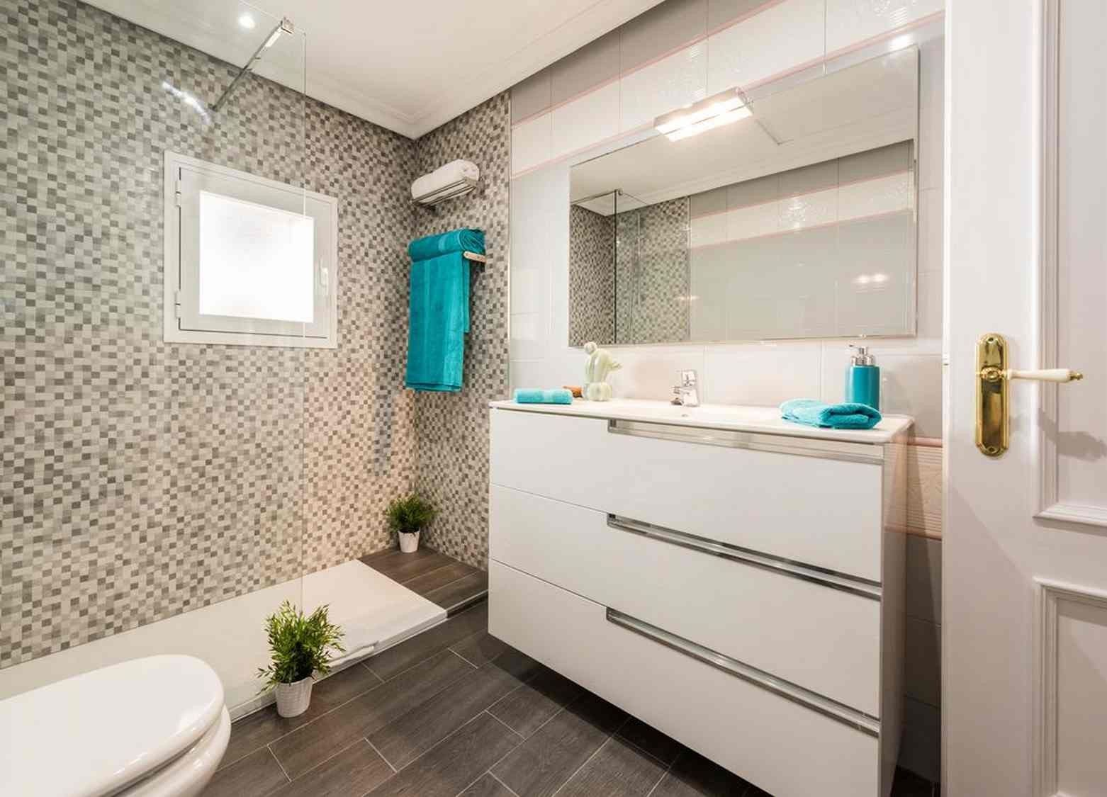 Bathroom of Flat to rent in Alcobendas  with Air Conditioner, Furnished and Pets allowed