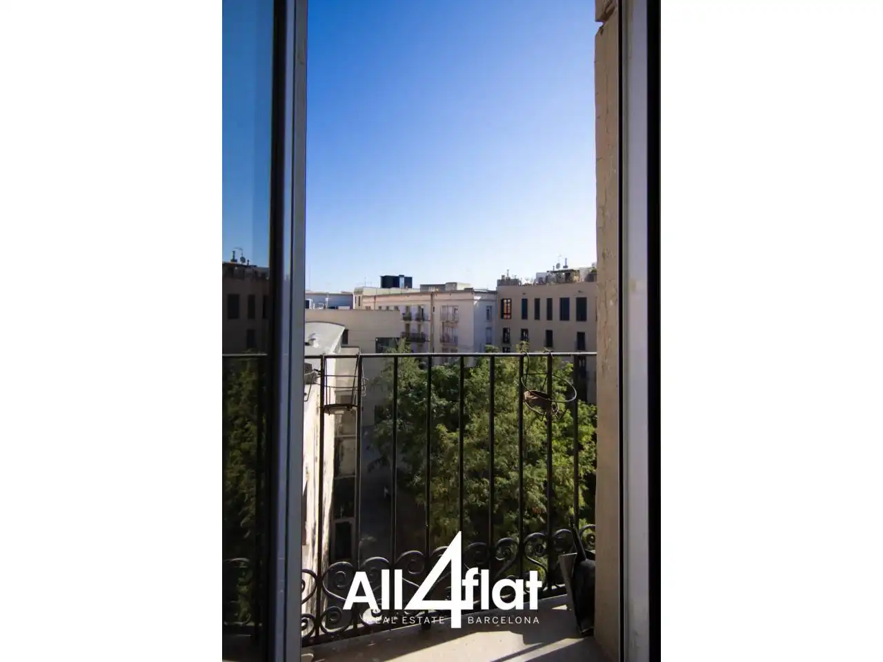 Flat with terrace for sale in Calle Agustí Vell, imagen 2