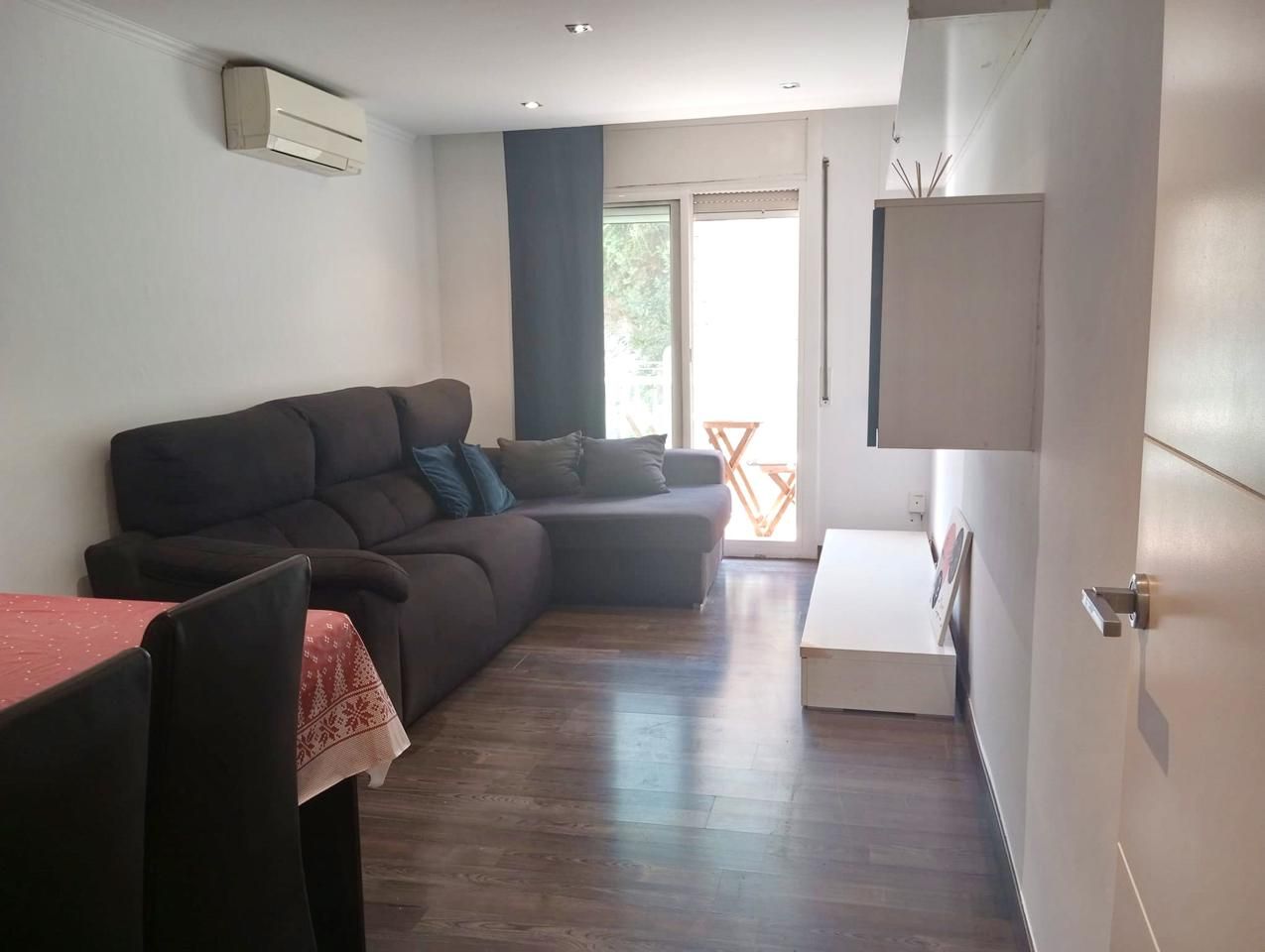 Living room of Flat for sale in Montgat  with Parquet flooring, Furnished and Balcony